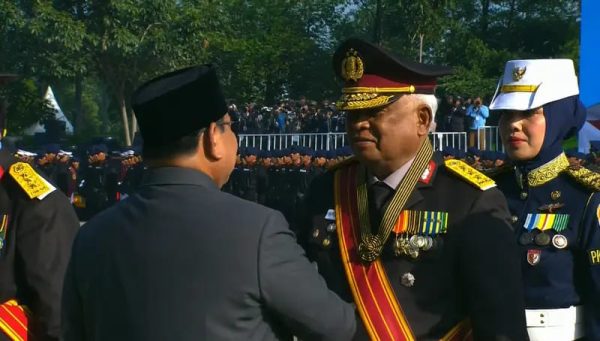 Presiden Prabowo sematkan penghargaan kepada Taufiequrrachman Ruki 