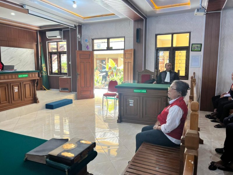 Yuliana Margaretha, Ketua SLJ Nganjuk saat mendengarkan pembacaan vonis majelis hakim PN Nganjuk