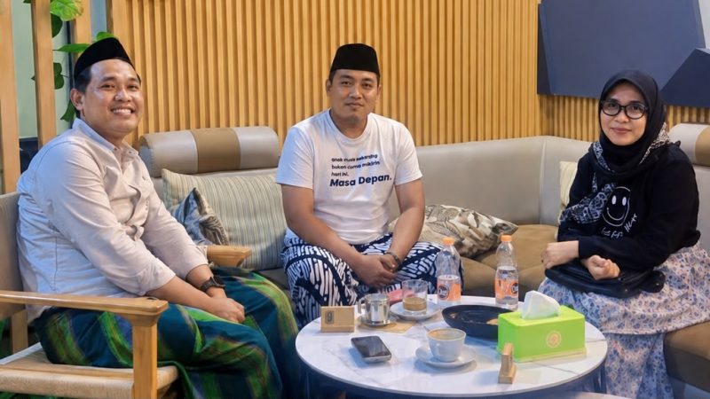 M. Nafis (kiri) bersama Kerua LKK PCNU Sumenep, Hodaifah (kanan)