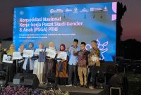 Rektor IAI TABAH, Dr. Alimul Muniroh saat menerima penghargaan