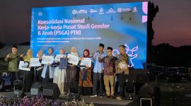 Rektor IAI TABAH, Dr. Alimul Muniroh saat menerima penghargaan