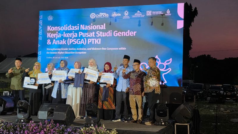Rektor IAI TABAH, Dr. Alimul Muniroh saat menerima penghargaan