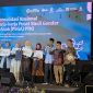 Rektor IAI TABAH, Dr. Alimul Muniroh saat menerima penghargaan