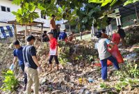 Kegiatan bersih-bersih BEM Universitas Annuqayah 