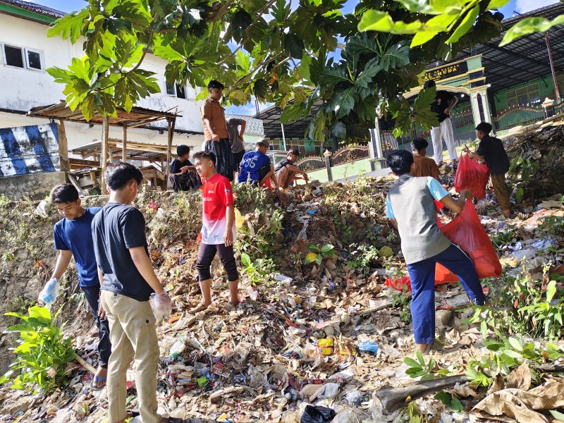 Kegiatan bersih-bersih BEM Universitas Annuqayah 