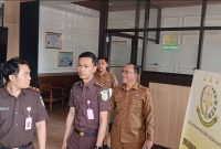 Sekda Nganjuk saat keluar dari Kantor Kejari Nganjuk