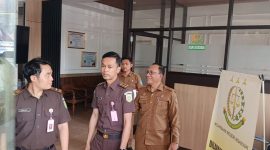Sekda Nganjuk saat keluar dari Kantor Kejari Nganjuk