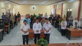 Kepala DPRD Sumenep bersama sekretaris dan Kabid Permodalan foto bareng peserta Bimtek LKPM