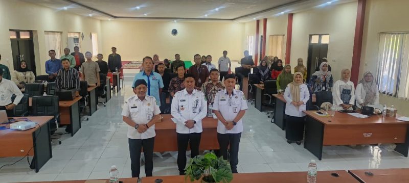 Kepala DPRD Sumenep bersama sekretaris dan Kabid Permodalan foto bareng peserta Bimtek LKPM