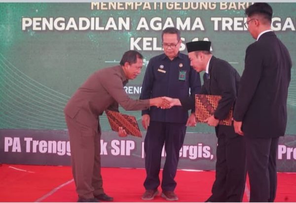 Pj Sekda Trenggalek saat penandatanganan MoU Pelayanan Peresmian Gedung PA Kelas 1A Trenggalek 
