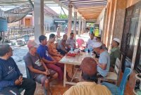 Petugas kepolisian dan warga saat berada di rumah korban