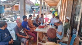 Petugas kepolisian dan warga saat berada di rumah korban