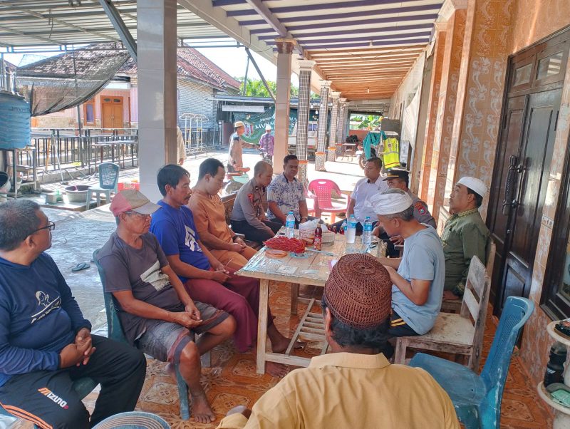 Petugas kepolisian dan warga saat berada di rumah korban