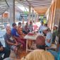 Petugas kepolisian dan warga saat berada di rumah korban