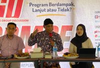 Kepala Disdik Sumenep, H. Moh. Iksan, M.Pd (tengah) saat jadi pemateri di acara FGD 