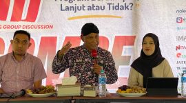 Kepala Disdik Sumenep, H. Moh. Iksan, M.Pd (tengah) saat jadi pemateri di acara FGD 