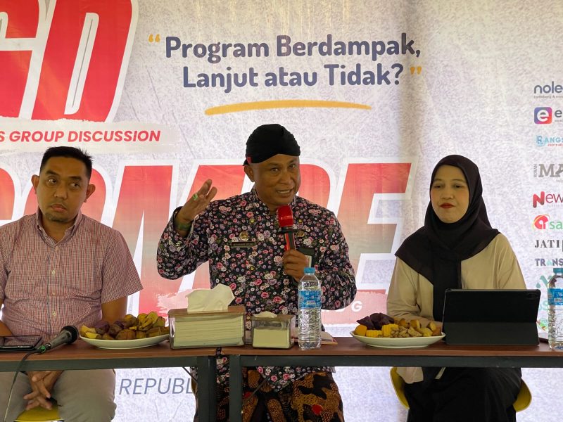 Kepala Disdik Sumenep, H. Moh. Iksan, M.Pd (tengah) saat jadi pemateri di acara FGD 