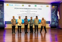 Bupati Sumenep Dr. H. Achmad Fauzi Wongsojudo saat menerima bukti MoU dan PKS bersama ITPLN