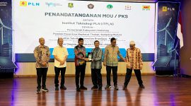 Bupati Sumenep Dr. H. Achmad Fauzi Wongsojudo saat menerima bukti MoU dan PKS bersama ITPLN