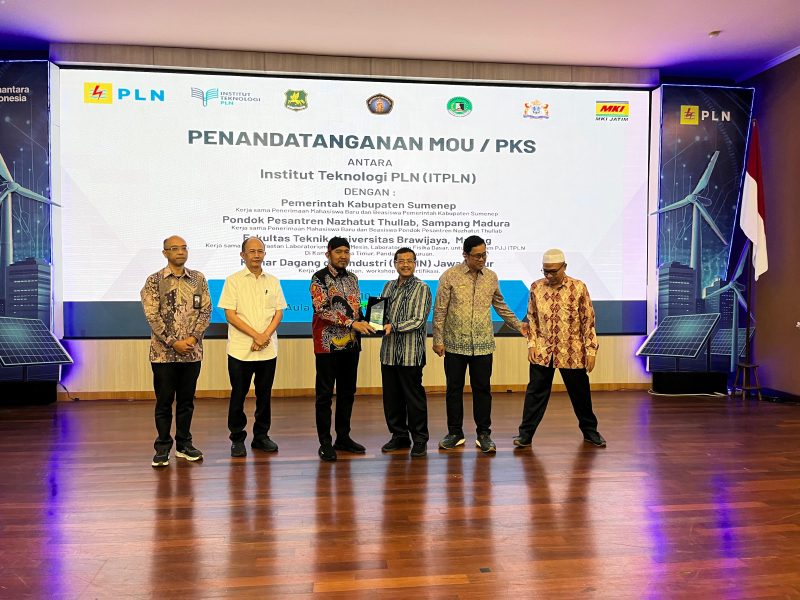 Bupati Sumenep Dr. H. Achmad Fauzi Wongsojudo saat menerima bukti MoU dan PKS bersama ITPLN