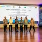 Bupati Sumenep Dr. H. Achmad Fauzi Wongsojudo saat menerima bukti MoU dan PKS bersama ITPLN