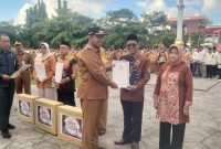 Bupati Sumenep Achmad Fauzi Wongsojudo saat menyerahkan piagam kepada peserta Koperasi