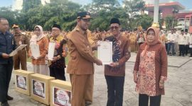 Bupati Sumenep Achmad Fauzi Wongsojudo saat menyerahkan piagam kepada peserta Koperasi