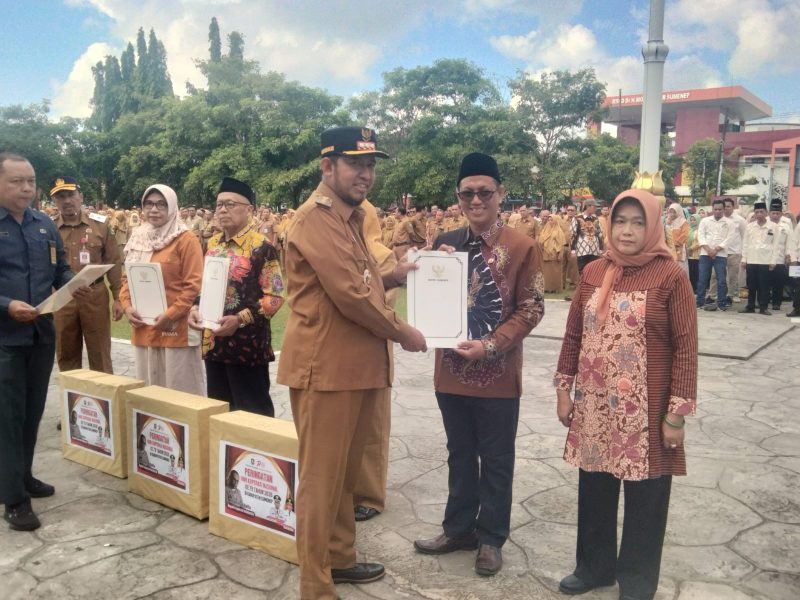 Bupati Sumenep Achmad Fauzi Wongsojudo saat menyerahkan piagam kepada peserta Koperasi
