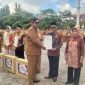 Bupati Sumenep Achmad Fauzi Wongsojudo saat menyerahkan piagam kepada peserta Koperasi