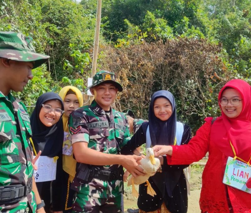 Kegiatan MPLS Binar Junior High School di Markas Yonif TP 931/Ksatria Jokotole 