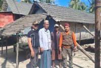 Ketua Baznas Sumenep Ahmad Rahman bersama Kepala Desa Pagerungan Kecil Halilurrahman dan keluarga penerima RTLH