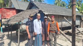 Ketua Baznas Sumenep Ahmad Rahman bersama Kepala Desa Pagerungan Kecil Halilurrahman dan keluarga penerima RTLH