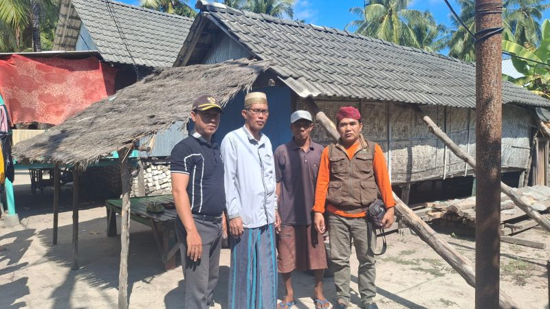 Ketua Baznas Sumenep Ahmad Rahman bersama Kepala Desa Pagerungan Kecil Halilurrahman dan keluarga penerima RTLH
