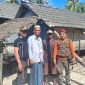 Ketua Baznas Sumenep Ahmad Rahman bersama Kepala Desa Pagerungan Kecil Halilurrahman dan keluarga penerima RTLH