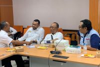 Koordinator Program Studi Ilmu Politik Unesa, Dr. Mochammad Arif Affandi bersama Ketua SMSI Jatim dan pengurus