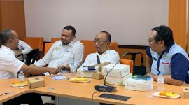 Koordinator Program Studi Ilmu Politik Unesa, Dr. Mochammad Arif Affandi bersama Ketua SMSI Jatim dan pengurus
