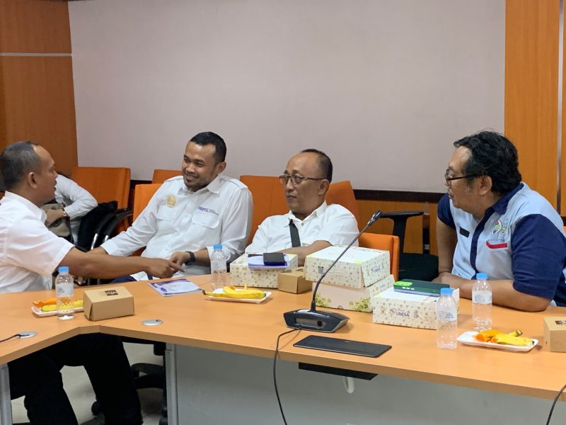Koordinator Program Studi Ilmu Politik Unesa, Dr. Mochammad Arif Affandi bersama Ketua SMSI Jatim dan pengurus