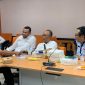 Koordinator Program Studi Ilmu Politik Unesa, Dr. Mochammad Arif Affandi bersama Ketua SMSI Jatim dan pengurus