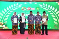Bupati Sumenep bersama pengurus Koperasi penerima penghargaan 