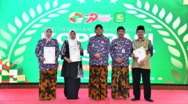 Bupati Sumenep bersama pengurus Koperasi penerima penghargaan 