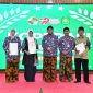 Bupati Sumenep bersama pengurus Koperasi penerima penghargaan 