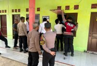 Polisi saat membuka kamar kos korban