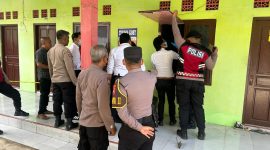 Polisi saat membuka kamar kos korban