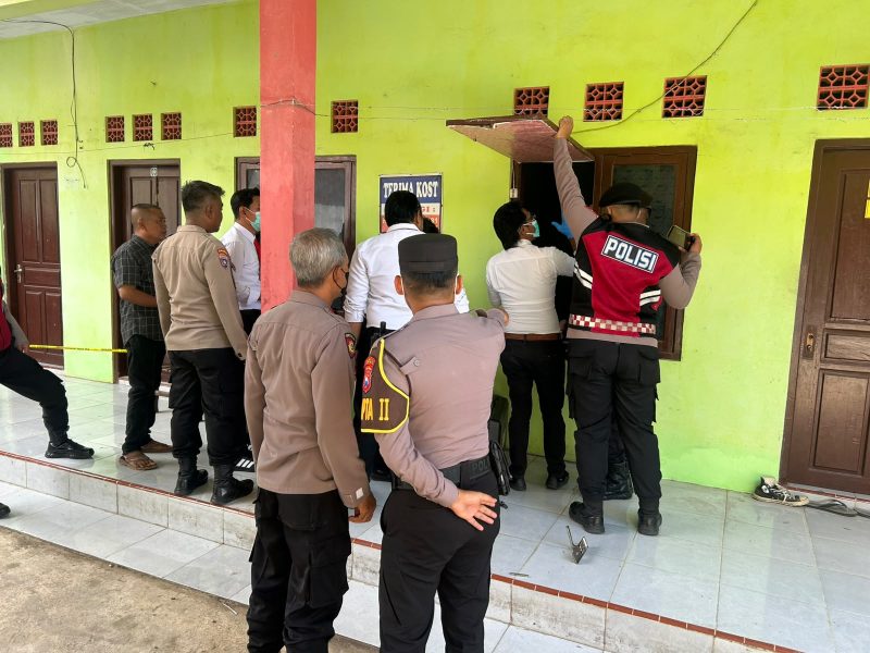 Polisi saat membuka kamar kos korban