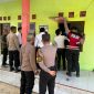 Polisi saat membuka kamar kos korban