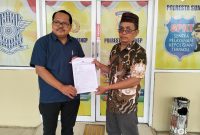 Rahman, SH (kiri) bersama klien nya