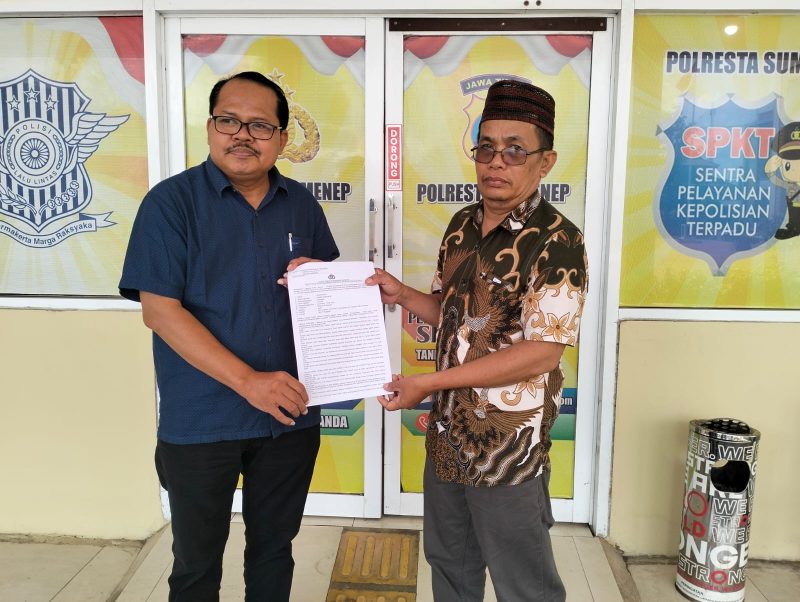 Rahman, SH (kiri) bersama klien nya