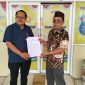 Rahman, SH (kiri) bersama klien nya