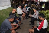 Kapolresta Sumenep Kombes Pol Ariek Indra Sentanu saat mengedukasi masyarakat dalam acara Patroli malam