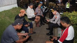 Kapolresta Sumenep Kombes Pol Ariek Indra Sentanu saat mengedukasi masyarakat dalam acara Patroli malam